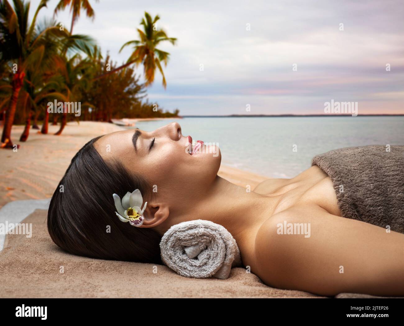 jeune femme au spa sur une plage exotique Banque D'Images
