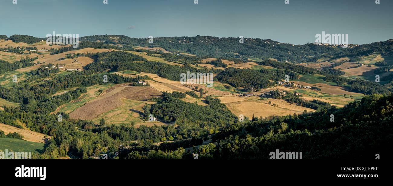 Champs cultivés et bois dans la vallée de la rivière Savena. Province de Bologne, Émilie-Romagne, Italie. Banque D'Images