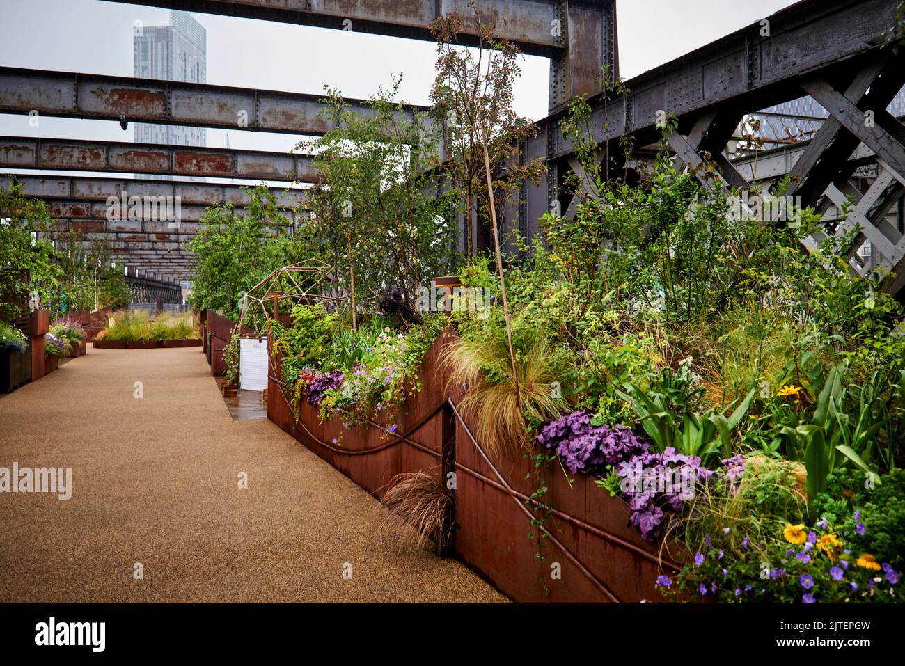 LE viaduc DE CASTLEFIELD à Manchester, un parc linéaire surélevé ouvert au public dans le style de la NYC High Line Banque D'Images