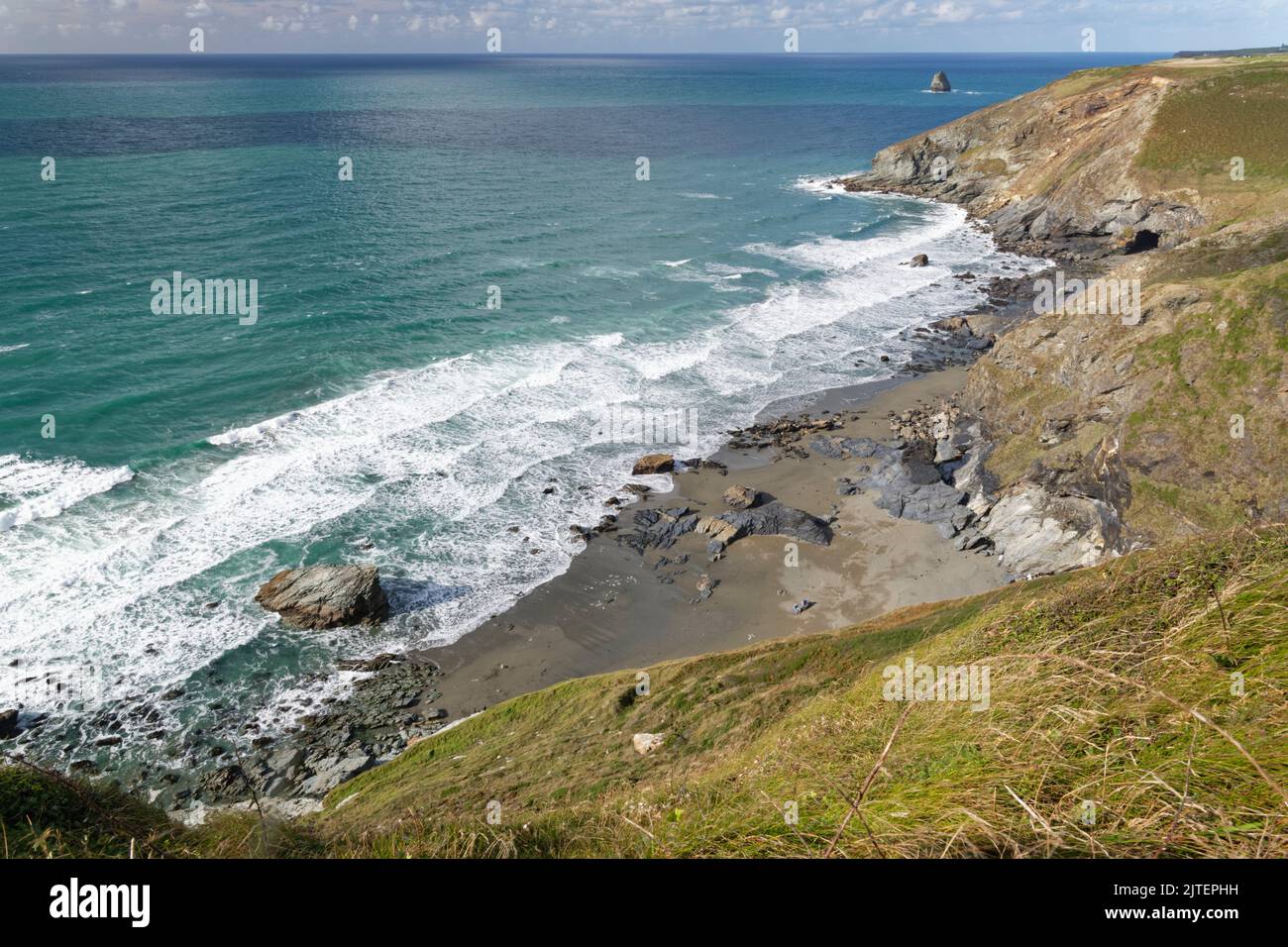 Vue d'ensemble de la plage de Tregardock depuis Tregardock Cliff, près de Delabole, Cornwall, Royaume-Uni, septembre 2021. Banque D'Images