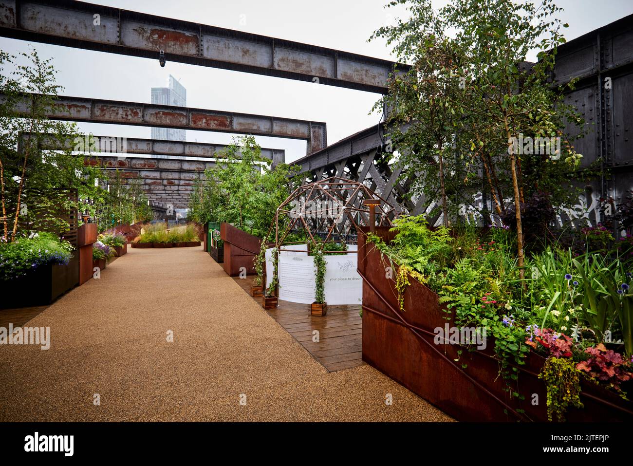 LE viaduc DE CASTLEFIELD à Manchester, un parc linéaire surélevé ouvert au public dans le style de la NYC High Line Banque D'Images