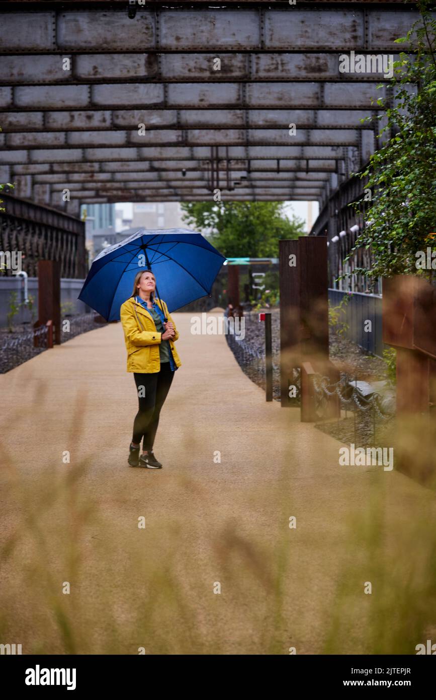 LE viaduc DE CASTLEFIELD à Manchester, un parc linéaire surélevé ouvert au public dans le style de la NYC High Line Banque D'Images