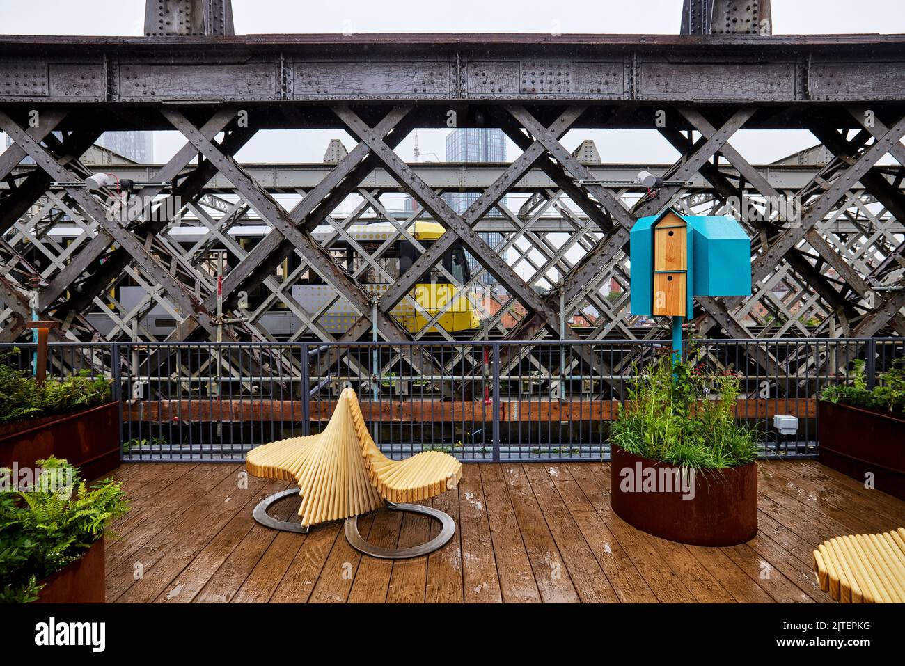 LE viaduc DE CASTLEFIELD à Manchester, un parc linéaire surélevé ouvert au public dans le style de la NYC High Line Banque D'Images