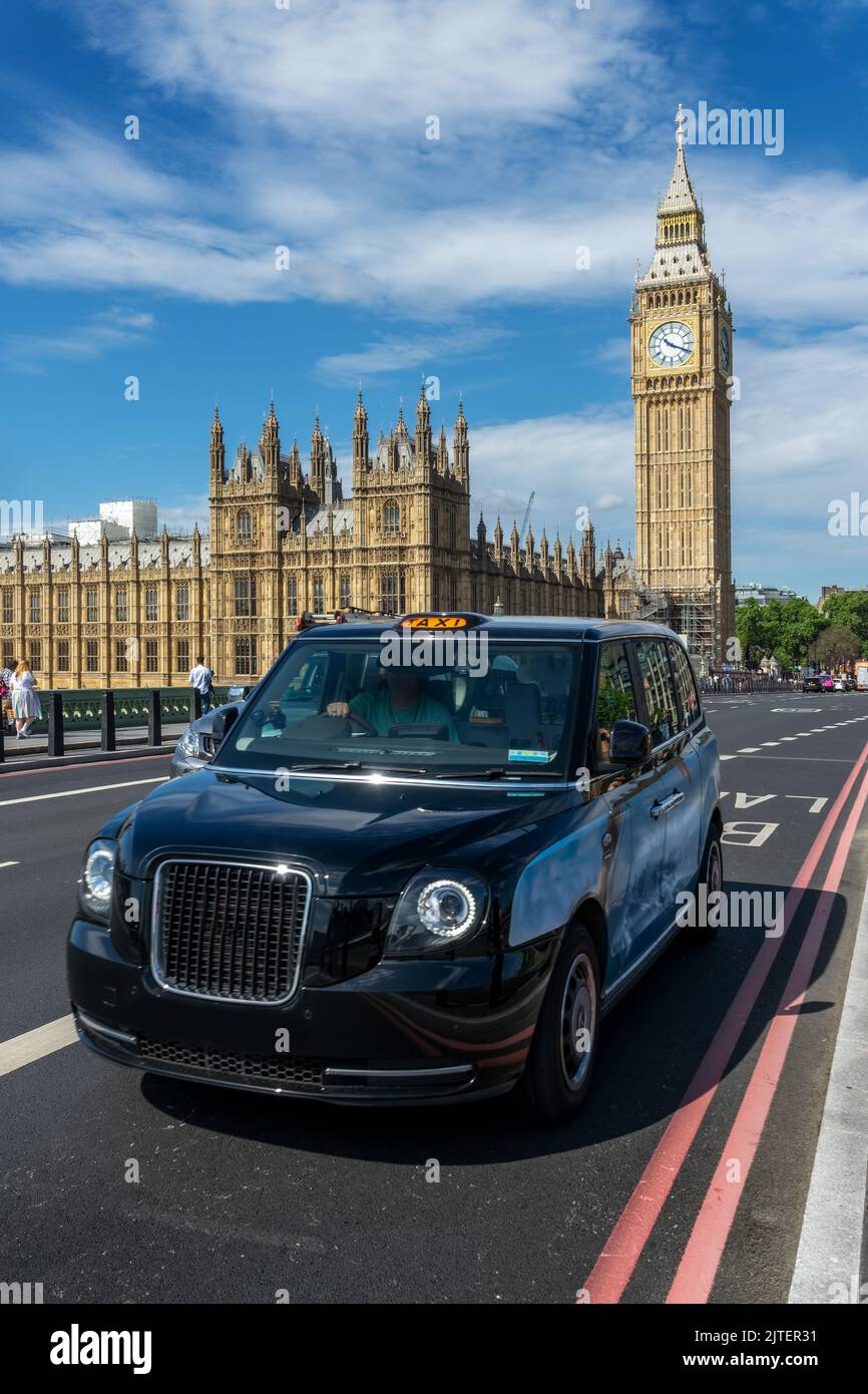 Taxi noir sur le pont de Westminster, Big Ben en arrière-plan, à Londres, Royaume-Uni Banque D'Images