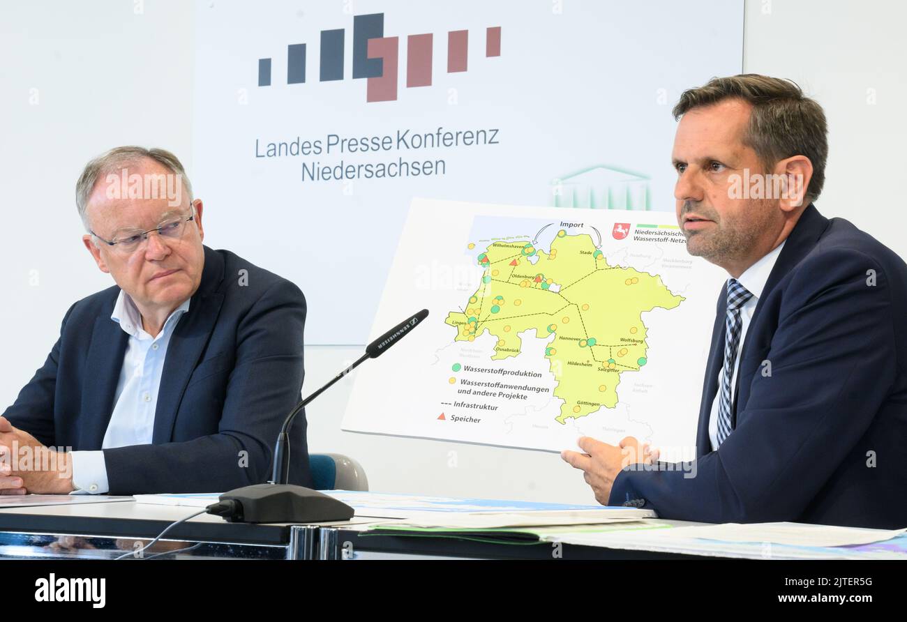 Hanovre, Allemagne. 30th août 2022. Stephan Weil (l, SPD), ministre président de la Basse-Saxe, et OLAF Lies (SPD), ministre de l'énergie de la Basse-Saxe, fournissent des informations sur les projets d'hydrogène de la Basse-Saxe lors de la conférence de presse de l'État de Basse-Saxe. Credit: Julian Stratenschulte/dpa/Alay Live News Banque D'Images