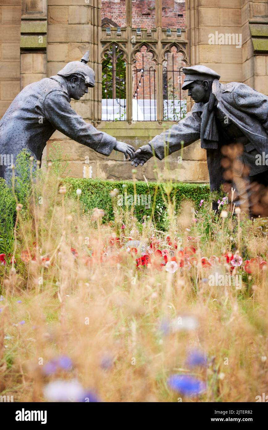 Statue « All Together Now » d’Andy Edwards, trêve de Noël de la guerre mondiale 1 les soldats jouaient au football. Eglise St Luke 'bombardée', Liverpool, Royaume-Uni Banque D'Images