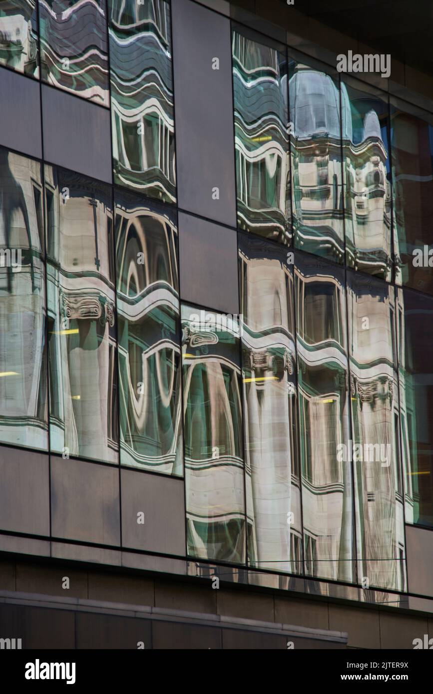 Les bureaux de Manchester réfléchit dans une fenêtre en verre pour afficher des motifs abstraits Banque D'Images