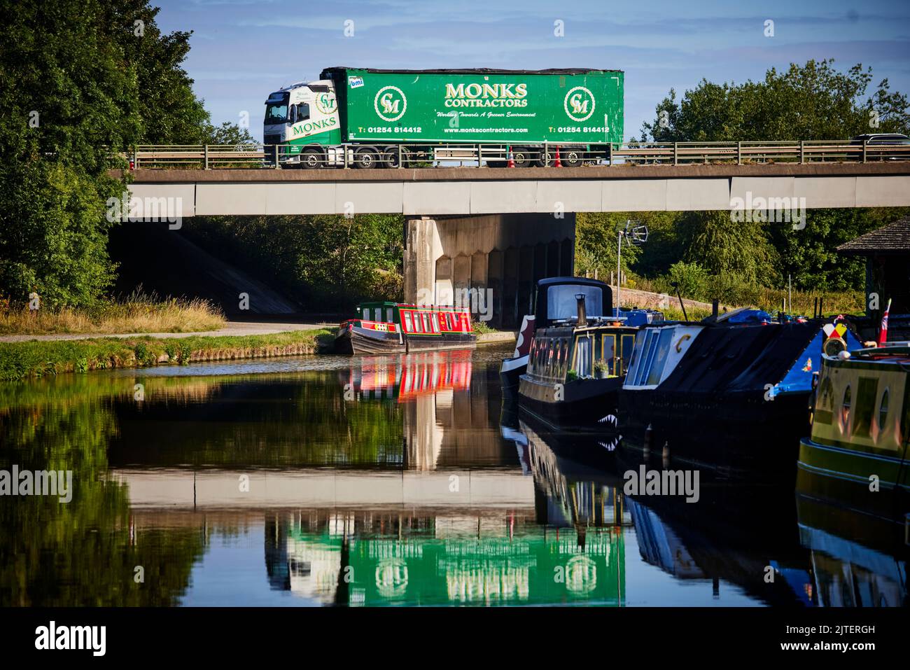 Autoroute M56 et canal Bridgewater à Preston Brook Cheshire Banque D'Images