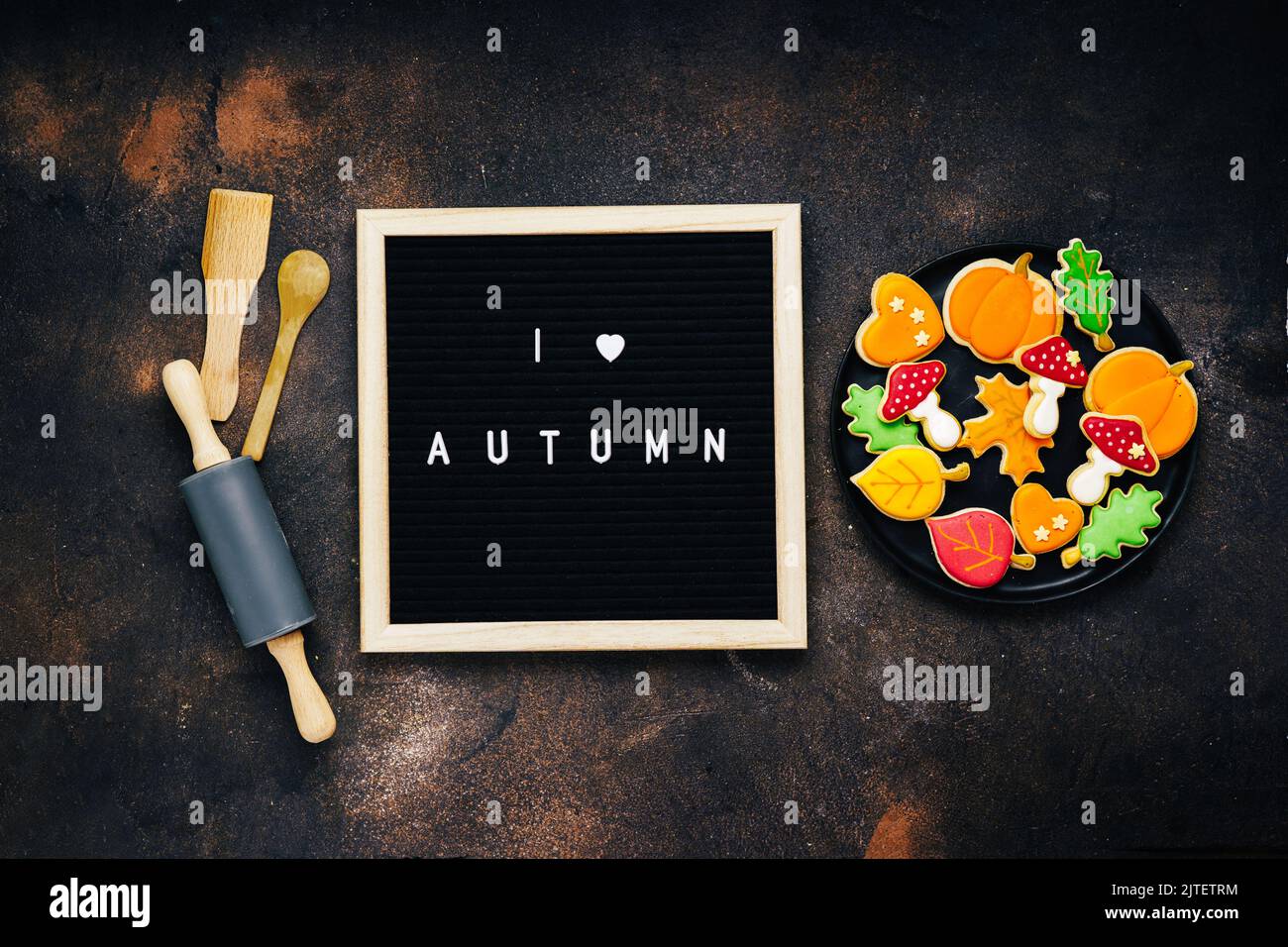Concept de support des cookies d'automne. Assiette de biscuits à l'automne, planche pour texte et dorsaux sur fond sombre. Vue de dessus Banque D'Images