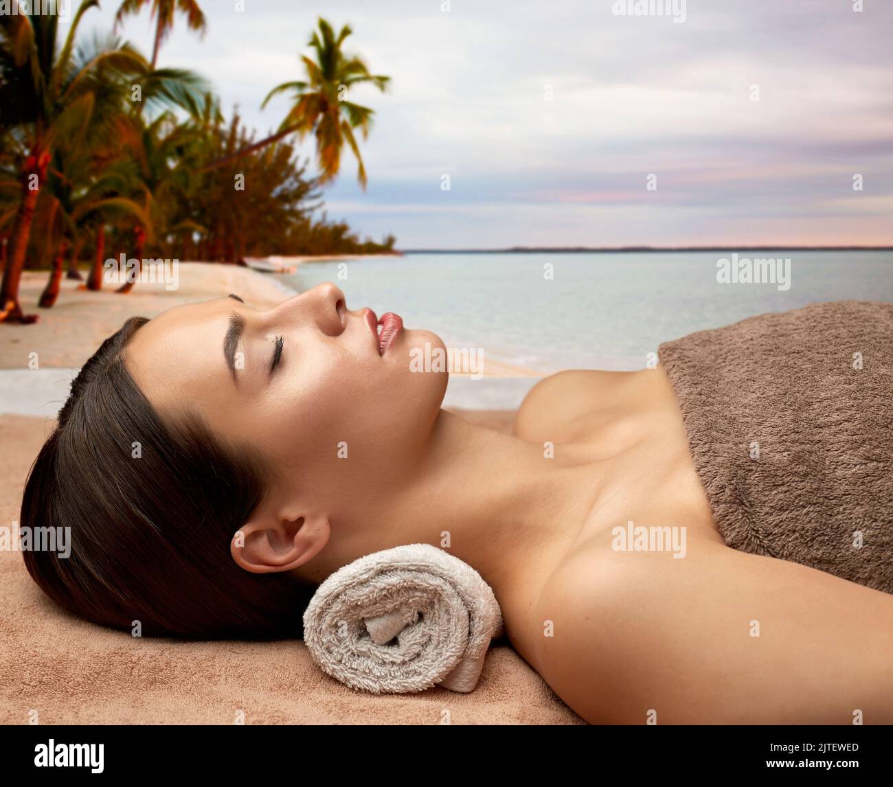 jeune femme au spa sur une plage exotique Banque D'Images