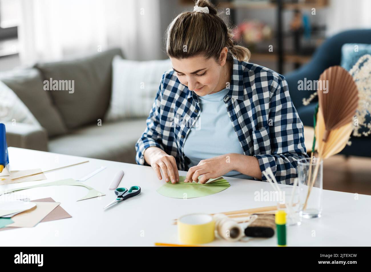 femme en train de fabriquer du papier à la maison Banque D'Images