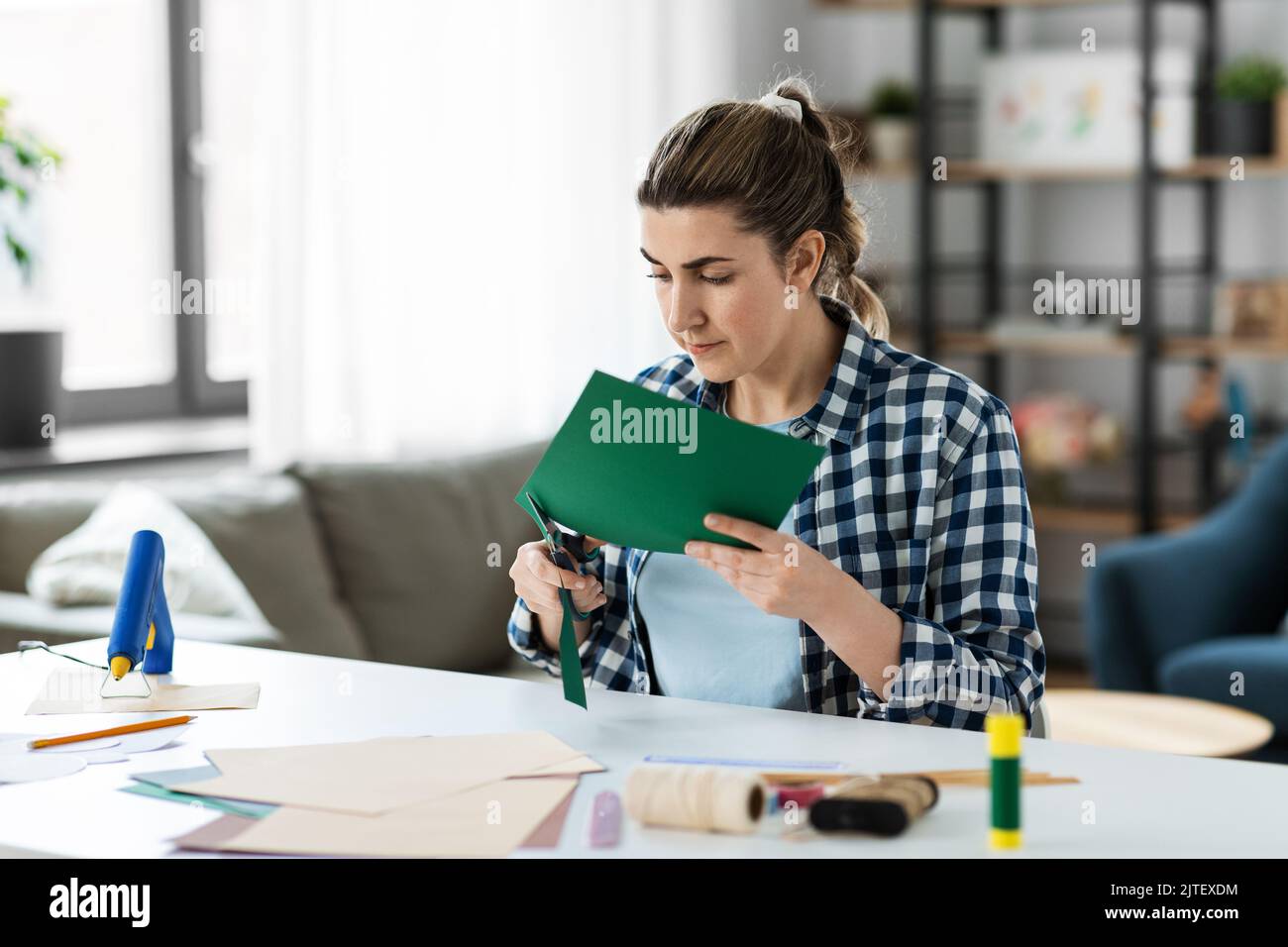 femme en train de fabriquer du papier à la maison Banque D'Images