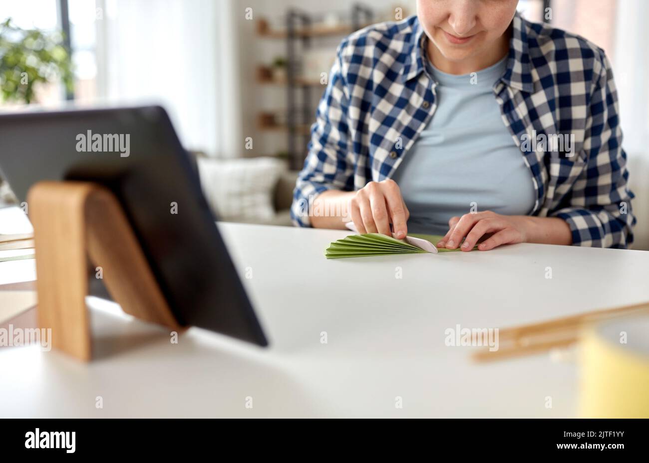 femme avec un tablet pc qui fait du papier à la maison Banque D'Images
