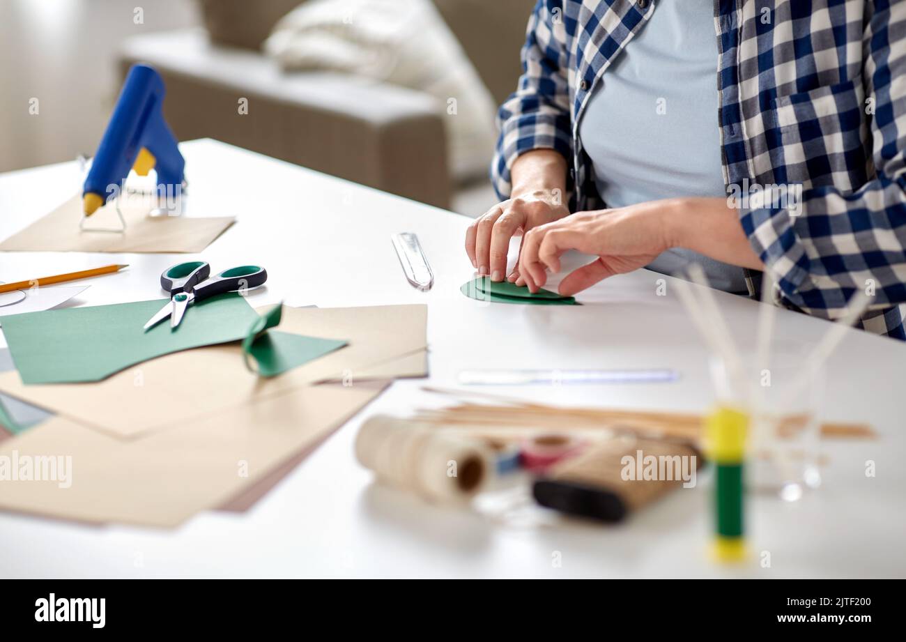 femme en train de fabriquer du papier à la maison Banque D'Images