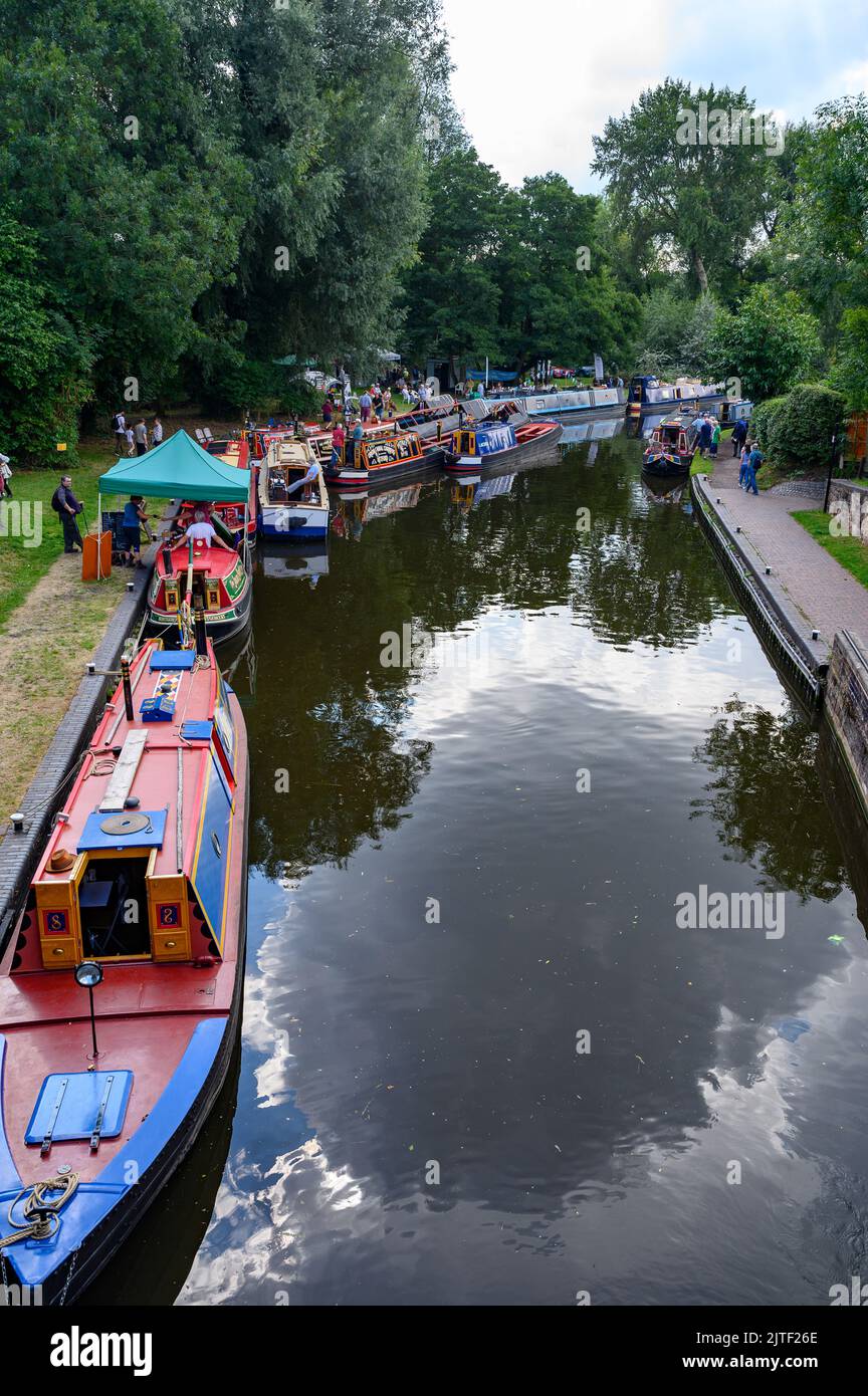 Bateaux participant aux célébrations du 250th anniversaire de l'ouverture du canal Staffordshire et Worcestershire à Bratch Locks Banque D'Images