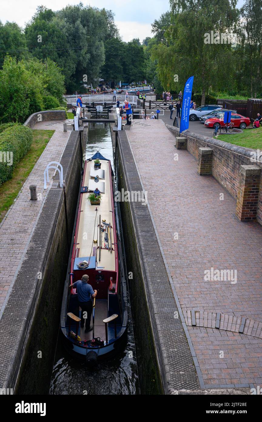 Bateaux participant aux célébrations du 250th anniversaire de l'ouverture du canal Staffordshire et Worcestershire à Bratch Locks Banque D'Images