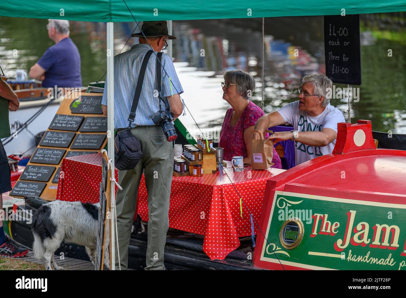 Bateaux participant aux célébrations du 250th anniversaire de l'ouverture du canal Staffordshire et Worcestershire à Bratch Locks Banque D'Images