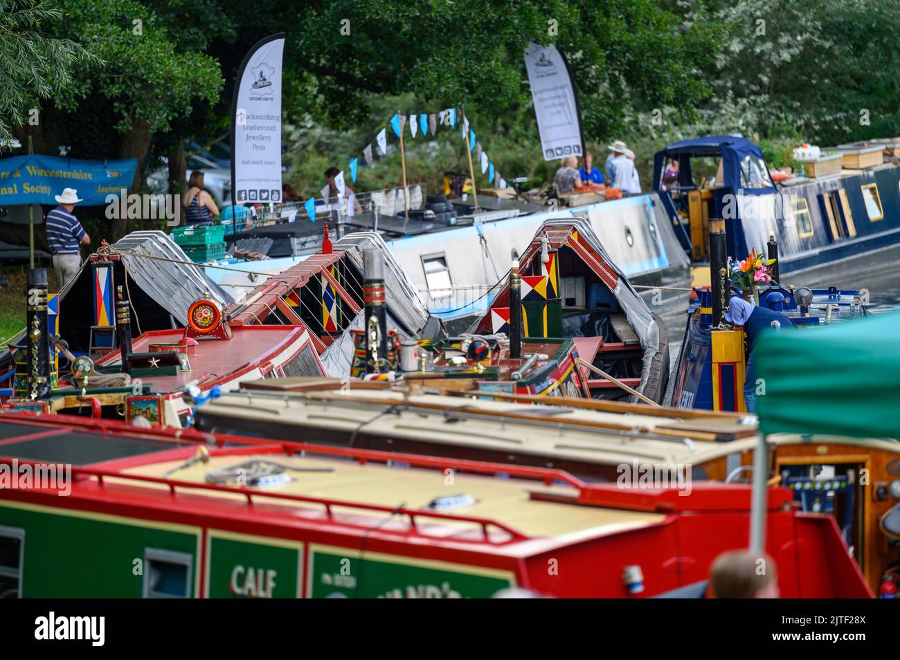 Bateaux participant aux célébrations du 250th anniversaire de l'ouverture du canal Staffordshire et Worcestershire à Bratch Locks Banque D'Images