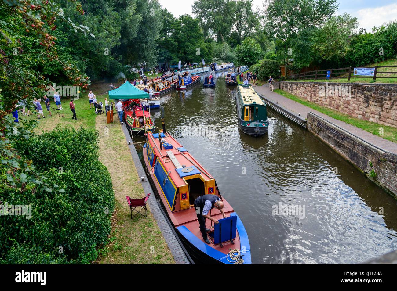 Bateaux participant aux célébrations du 250th anniversaire de l'ouverture du canal Staffordshire et Worcestershire à Bratch Locks Banque D'Images