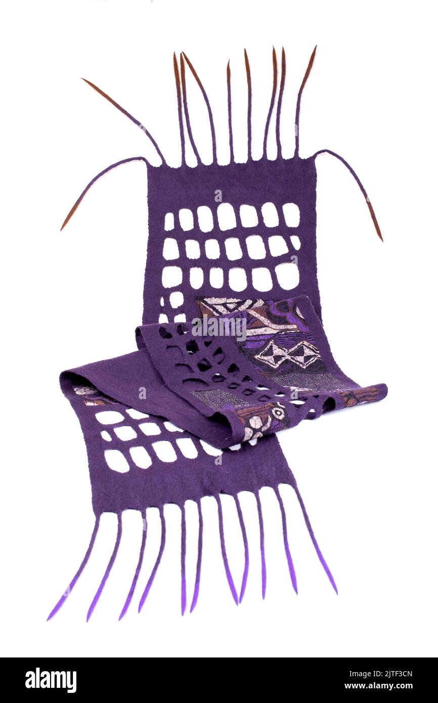 Foulard violet de laine feutrée sur fond blanc Banque D'Images