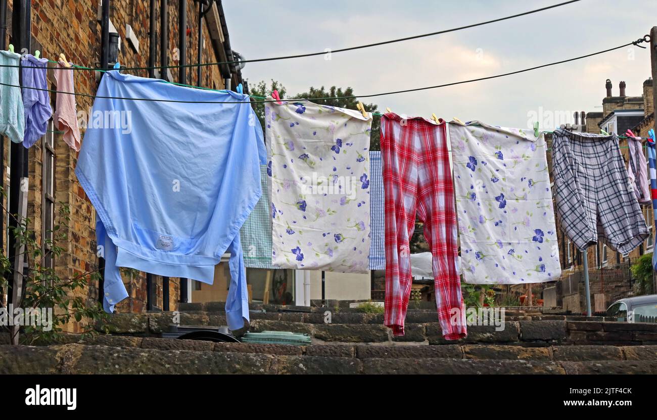 Une ligne de lavage typique dans le jardin, avec des vêtements qui sèchent sous le soleil et la brise, plutôt que de gaspiller de l'électricité dans un sèche-linge Banque D'Images