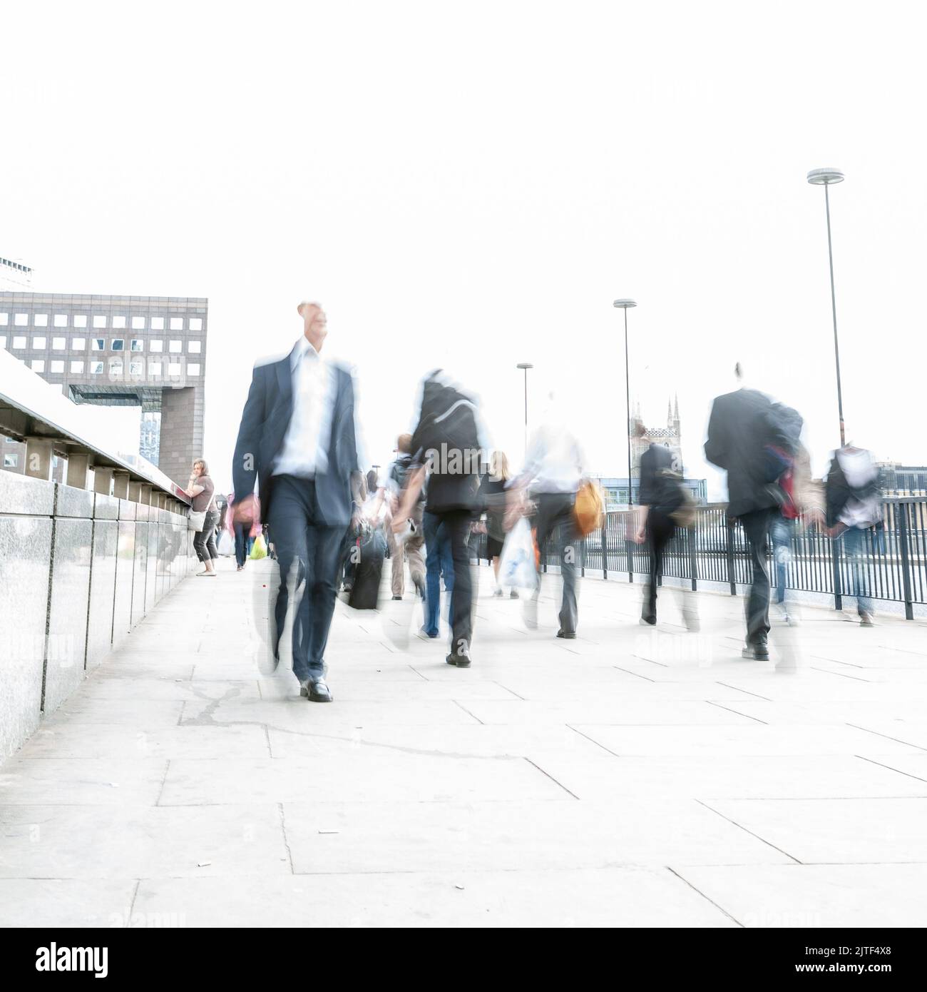 Les navetteurs de Londres. Résumé des grands bleurs d'exposition longue durée des employés de bureau et des entreprises londoniennes qui rentrent chez eux pendant l'heure de pointe du matin. Banque D'Images