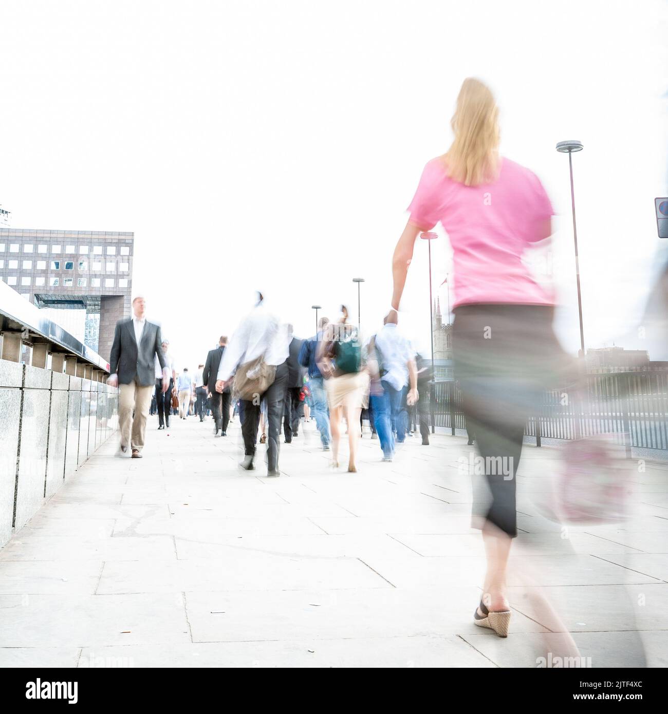 Les navetteurs de Londres. Résumé des grands bleurs d'exposition longue durée des employés de bureau et des entreprises londoniennes qui rentrent chez eux pendant l'heure de pointe du matin. Banque D'Images