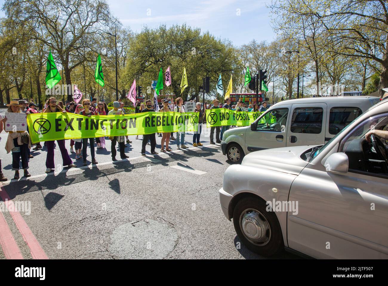 Les activistes du climat se réunissent pour l'extinction les actions de la rébellion en avril pour appeler à la fin de l'économie des combustibles fossiles dans le centre de Londres. Banque D'Images