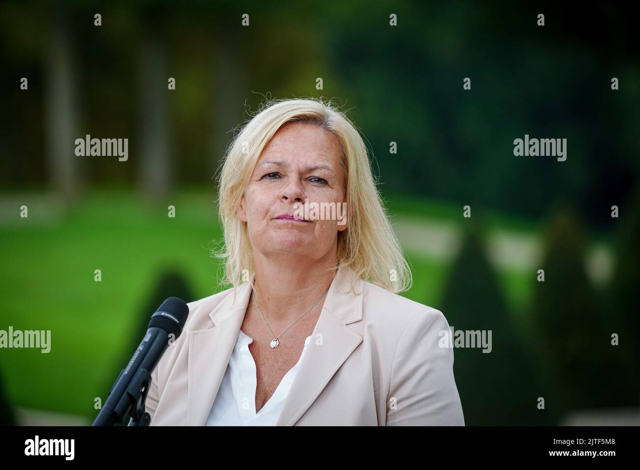 Meseberg, Allemagne. 30th août 2022. Nancy Faeser (SPD), ministre fédérale de l'intérieur et des Affaires intérieures, fait une déclaration à la presse en marge de la réunion à huis clos du cabinet fédéral à l'extérieur du palais de Meseberg. Les sujets de la réunion à huis clos sont la crise énergétique et les augmentations de prix. Parmi les sujets abordés figurent l'approvisionnement énergétique en automne et en hiver, la stratégie de sécurité nationale, la formation professionnelle et une stratégie numérique. Credit: Kay Nietfeld/dpa/Alay Live News Banque D'Images