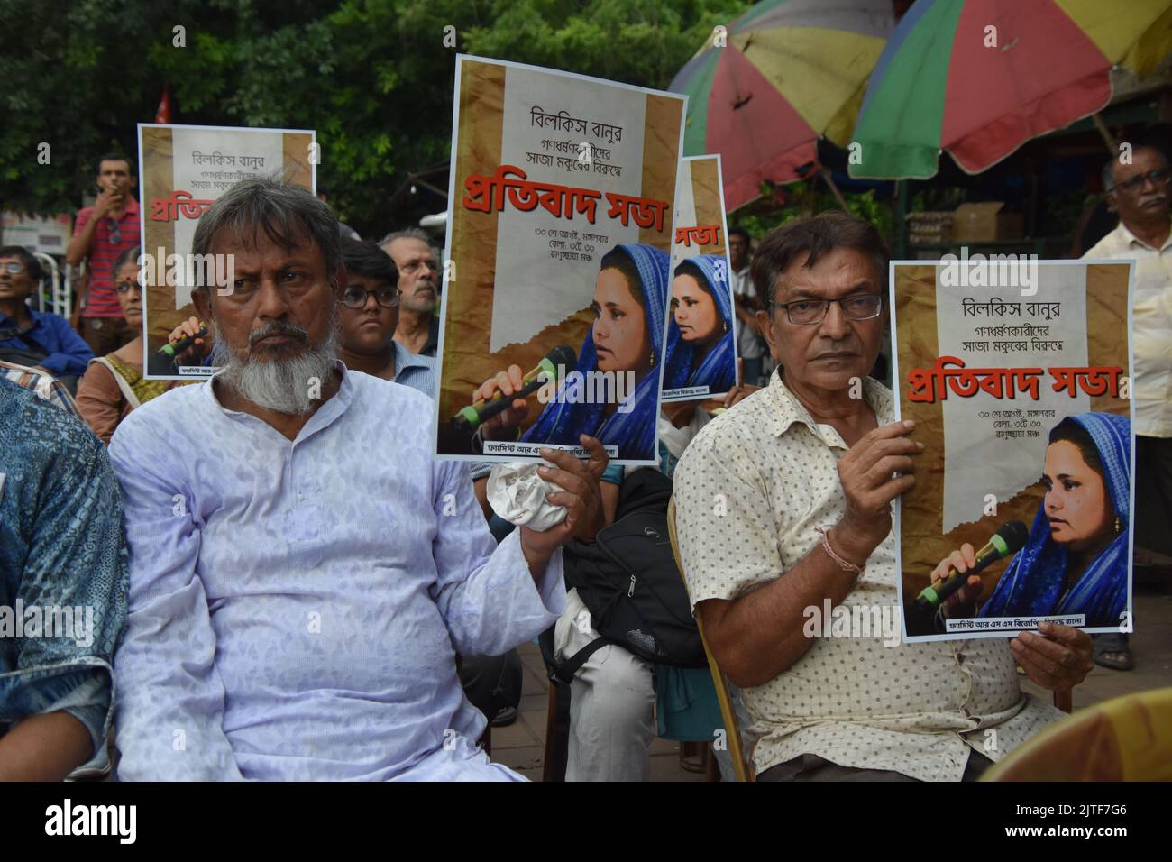 Kolkata, Inde. 30th août 2022. Les activistes tiennent une plaque pour protester contre la remise de la peine des violeurs de groupe de Bilkis Bano lors des émeutes de Gujarat en 2002. (Photo de Biswarup Ganguly/Pacific Press) crédit: Pacific Press Media production Corp./Alay Live News Banque D'Images