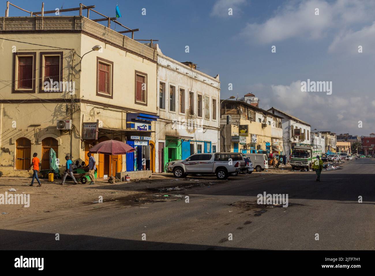 DJIBOUTI, DJIBOUTI - 17 AVRIL 2019 : vue d'une rue dans le quartier africain de Djibouti, capitale de Djibouti. Banque D'Images
