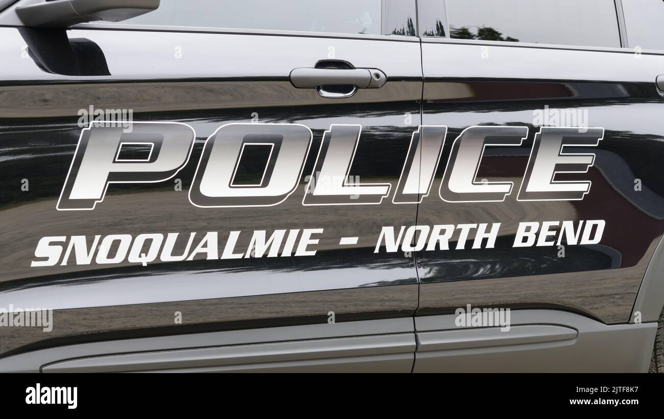 Snoqualmie, WA, Etats-Unis - 20 août 2022; mot police et nom de département Snoqualmie North Bend sur la voiture d'application de la loi dans l'État de Washington Banque D'Images