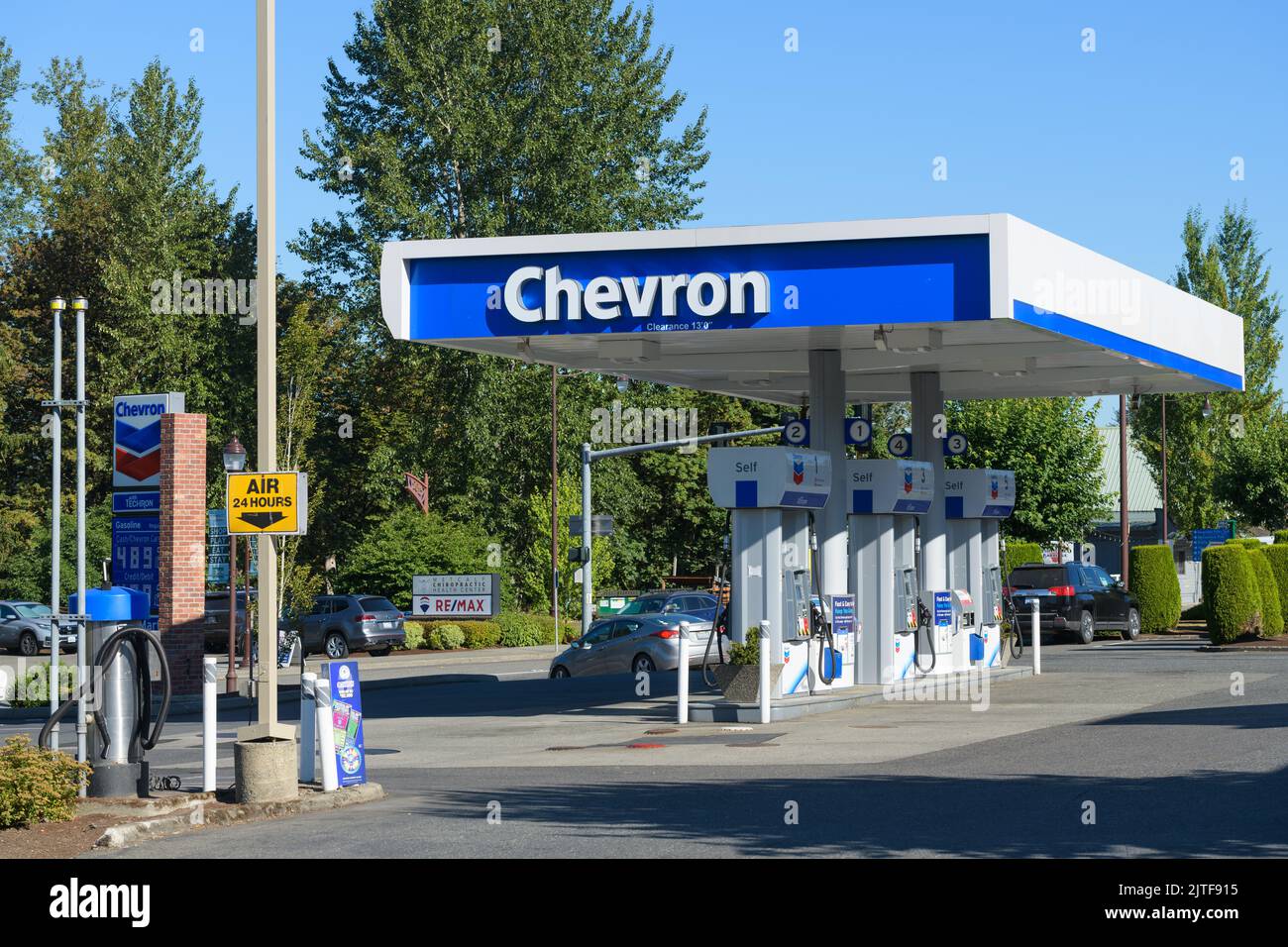 Duvall, WA, Etats-Unis - 29 août 2022 ; piste de station-service de Chevron le jour ensoleillé à Duvall, Washington Banque D'Images