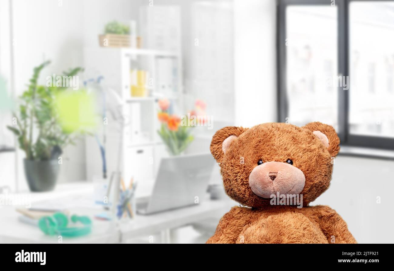 jouet ours en peluche brun sur fond bleu Banque D'Images