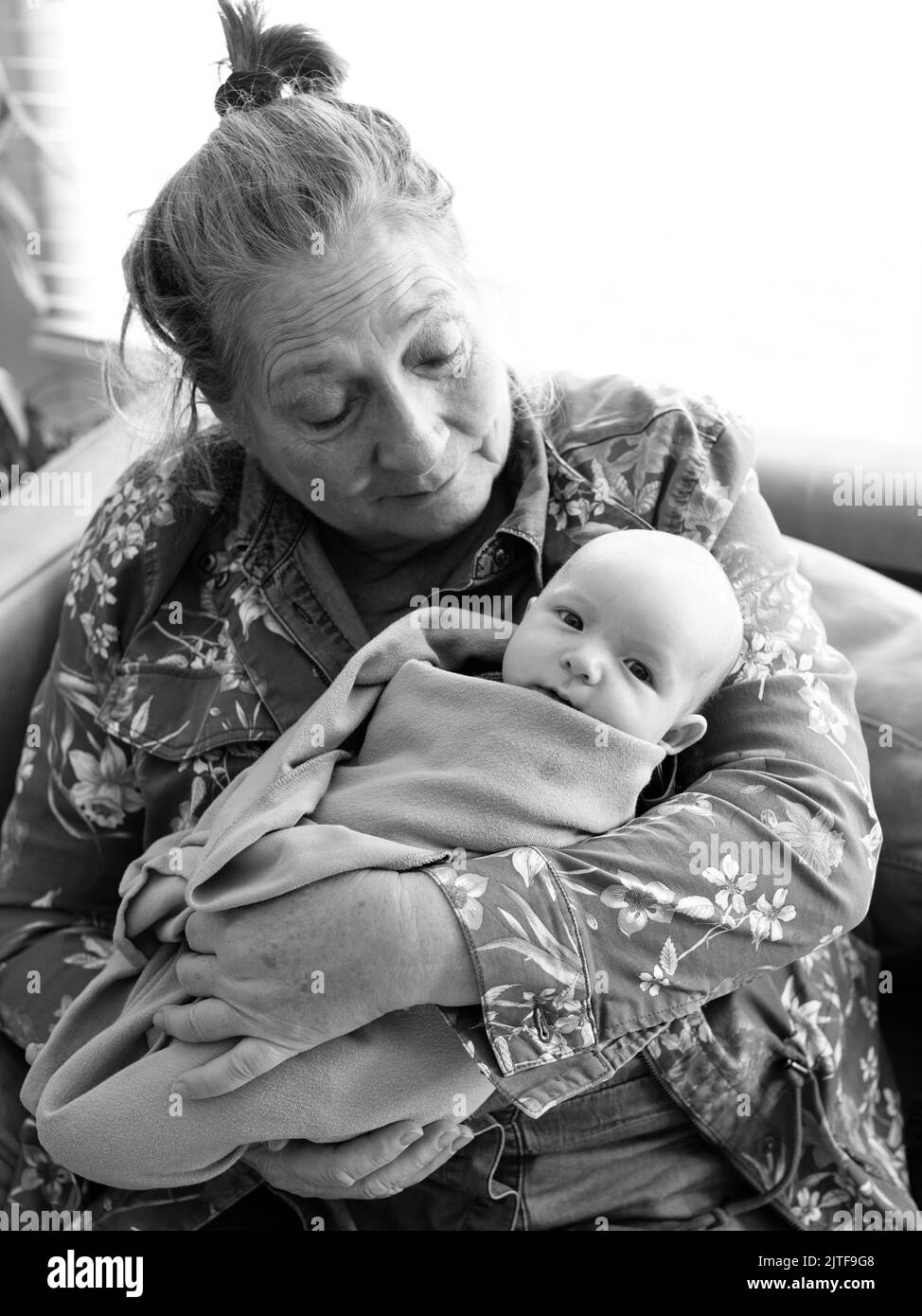 Grand-mère tenant un nouveau-né petit-fils (0-1 mois) Banque D'Images