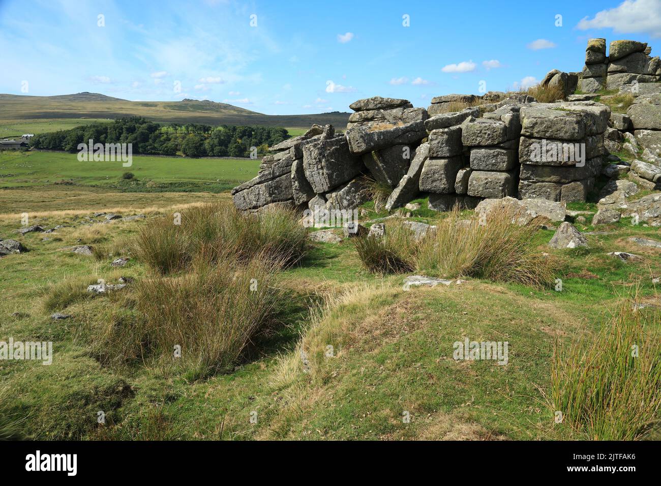 Winter Tor avec West Mill et Yes tor in the distance, Dartmoor, Devon, Angleterre, Royaume-Uni Banque D'Images