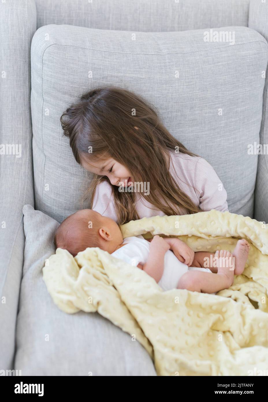 Fille (2-3) tenant bébé frère nouveau-né (0-1 mois) Banque D'Images