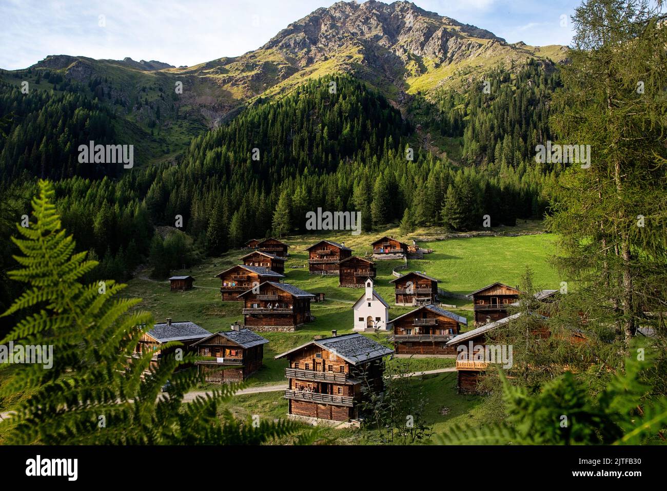 Belle vue sur un village alpin protégé par la conservation Oberstalleralm sous les montagnes à Innergilgraten, Villgramental, Tyrol de l'est, Autriche Banque D'Images