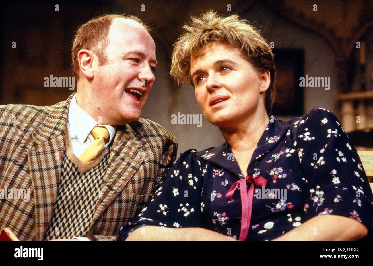 Niall Buggy (Casimir), Sinead Curack (Alice) dans LES ARISTOCRATES par Brian Friel au Hampstead Theatre, Londres NW3 02/06/1988 Set design: Gordon Stewart & Andrew costumes de bois: Sheelagh Killeen éclairage: Paul Denby réalisateur: Robin Lefevre Banque D'Images