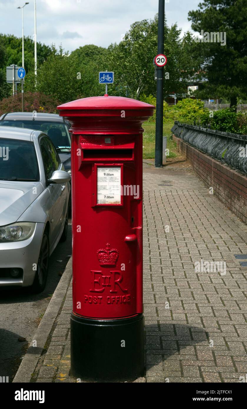 Boîte postale rouge Royaume-Uni pour les lettres. Baie de Cardiff 2022 Banque D'Images