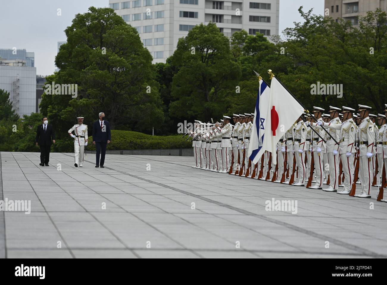 Tokyo, Japon. 30th août 2022. Le ministre israélien de la Défense, Benny Gantz, et le ministre japonais de la Défense, Hamada Yasukazu, assistent à une cérémonie de la garde d'honneur avant une réunion bilatérale à Tokyo, au Japon, mardi, à 30 août 2022. Benny Gantz visite le Japon alors que les pays marquent 70 ans de relations diplomatiques. Gantz et Hamada sont censés mener un dialogue sur les questions stratégiques et la coopération bilatérale en matière de défense. (Image de crédit: © POOL via ZUMA Press Wire) Banque D'Images