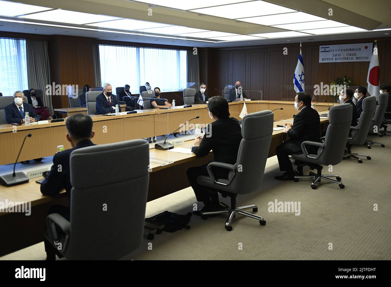 Tokyo, Japon. 30th août 2022. Le ministre israélien de la Défense, Benny Gantz (L), et le ministre japonais de la Défense, Hamada Yasukazu (R), assistent à la réunion bilatérale entre le Japon et Israël sur la défense au ministère japonais de la Défense, à Tokyo, au Japon, mardi, à 30 août 2022. Benny Gantz visite le Japon alors que les pays marquent 70 ans de relations diplomatiques. Gantz et Hamada sont censés mener un dialogue sur les questions stratégiques et la coopération bilatérale en matière de défense. (Image de crédit: © POOL via ZUMA Press Wire) Banque D'Images