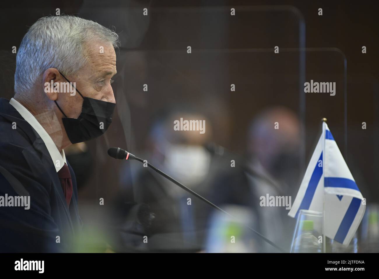 Tokyo, Japon. 30th août 2022. Le ministre israélien de la Défense Benny Gantz et le ministre japonais de la Défense Hamada Yasukazu ( non vu ) assistent à la réunion bilatérale Japon-Israël de la Défense au ministère japonais de la Défense à Tokyo, Japon, mardi, 30 août 2022. Benny Gantz visite le Japon alors que les pays marquent 70 ans de relations diplomatiques. Gantz et Hamada sont censés mener un dialogue sur les questions stratégiques et la coopération bilatérale en matière de défense. (Image de crédit: © POOL via ZUMA Press Wire) Banque D'Images
