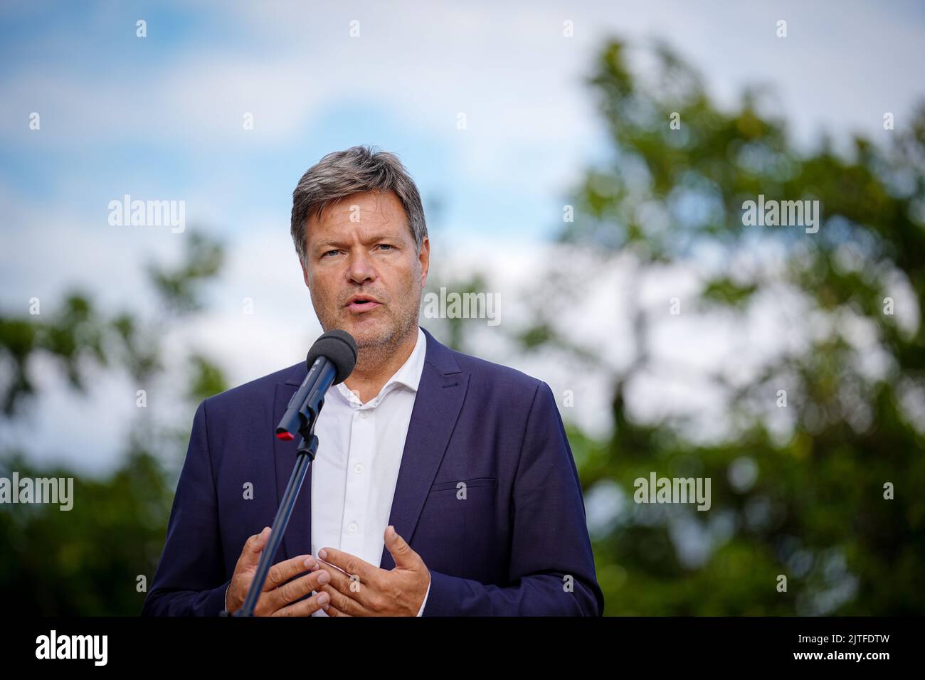 Meseberg, Allemagne. 30th août 2022. Robert Habeck (Bündnis 90/Die Grünen), Ministre fédéral de l'économie et de la protection du climat, fait une déclaration à la presse en marge de la réunion privée du Cabinet fédéral à l'extérieur du Palais Meseberg. Les sujets de la réunion à huis clos sont la crise énergétique et les augmentations de prix. Parmi les sujets abordés figurent l'approvisionnement énergétique en automne et en hiver, la stratégie de sécurité nationale, la formation professionnelle et une stratégie numérique. Credit: Kay Nietfeld/dpa/Alay Live News Banque D'Images