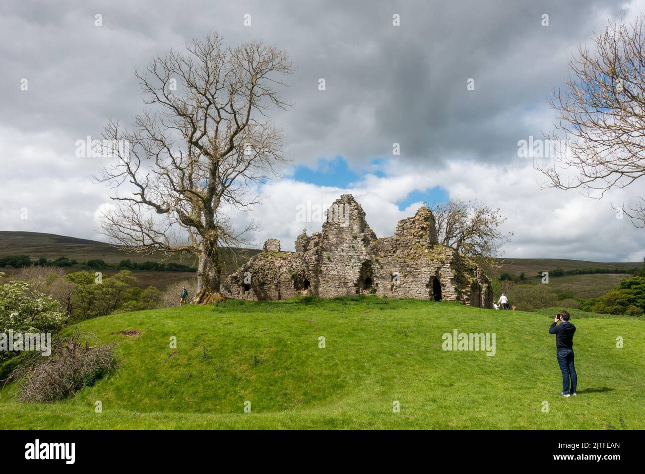 Personne prenant une photo au château de Pendragon, parc national de Yorkshire Dales, Angleterre, Royaume-Uni Banque D'Images