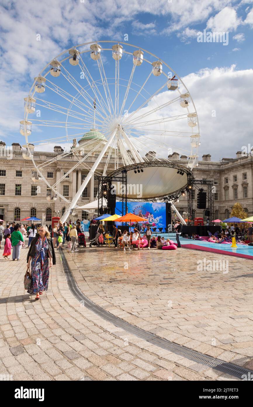 Spectateurs profitant de cette performance Bright Land dans le Somerset House Courtyard, Londres, Angleterre, Royaume-Uni Banque D'Images