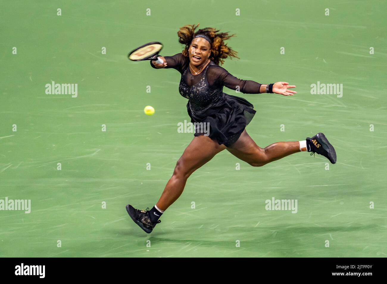 Serena Willis se disputant la première partie de sa finale Grand Chelem tennis à l'US Open 2022. Banque D'Images