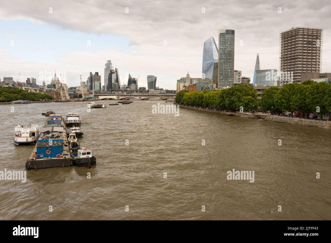 Vue sur la Tamise et les gratte-ciel de la ville de Londres depuis le pont de Waterloo, Londres, Angleterre, Royaume-Uni Banque D'Images