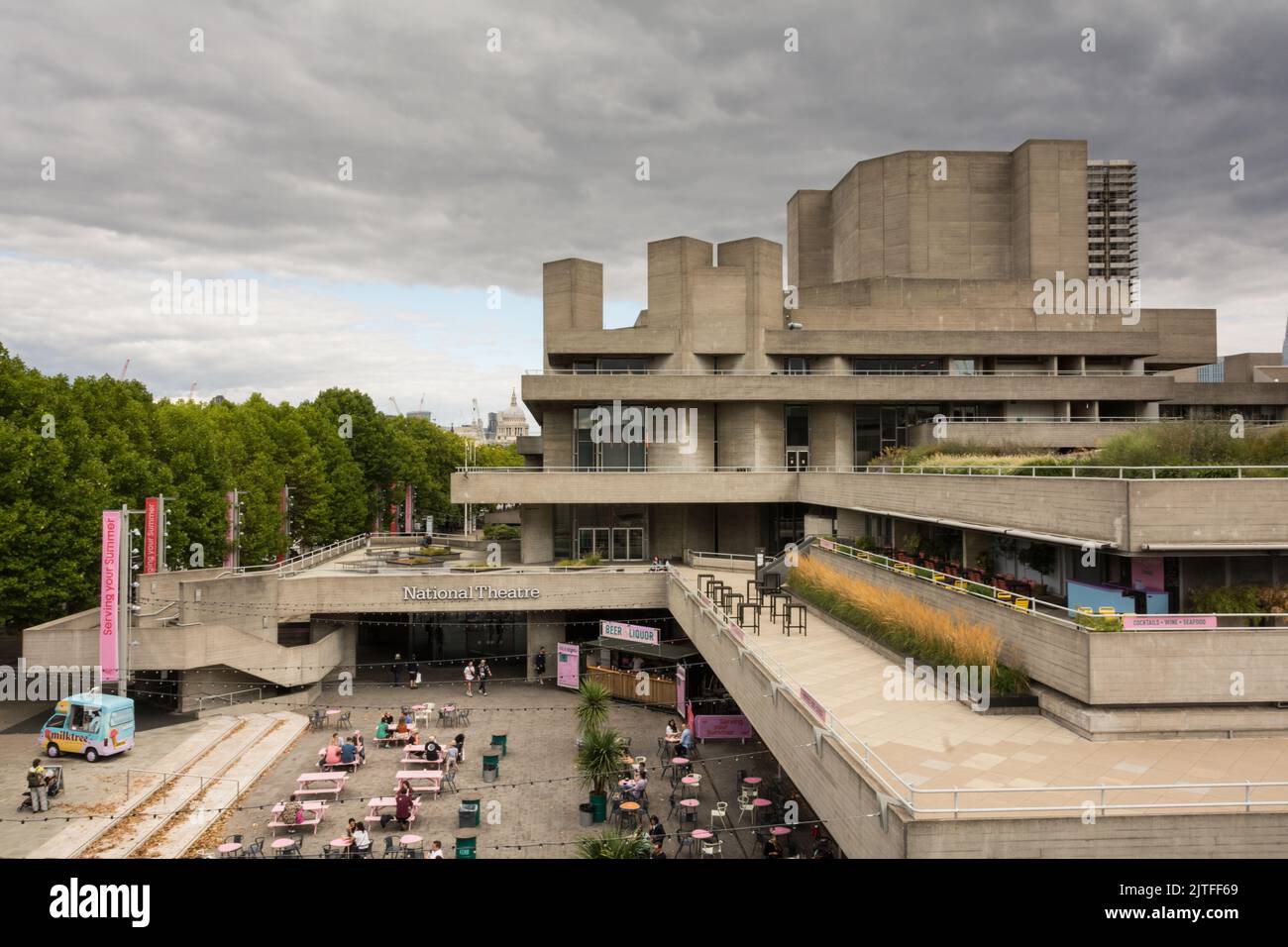 Denys Lasdun's National Theatre on London's South Bank, Upper Ground, Lambeth, Londres, SE1, ROYAUME-UNI, Banque D'Images