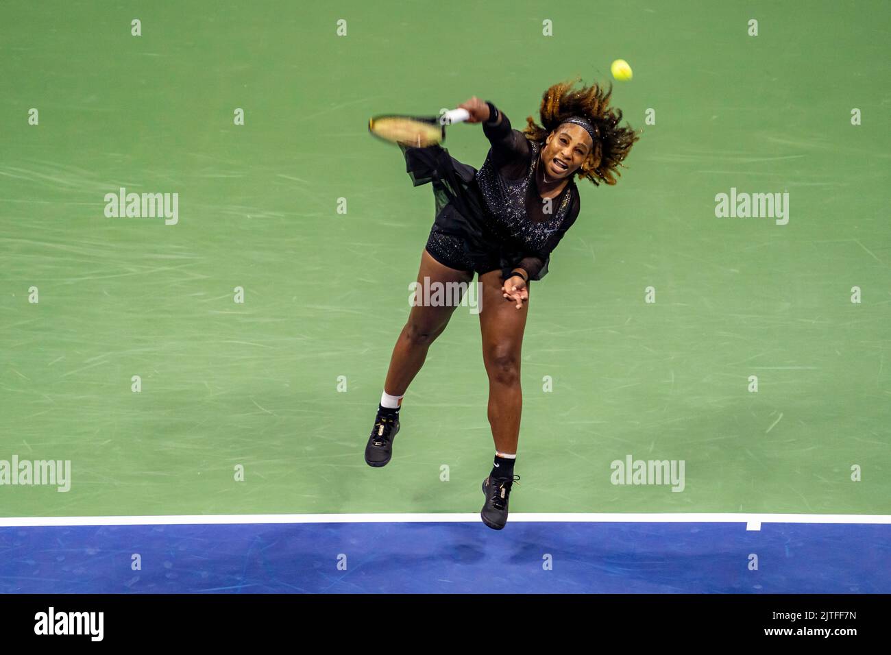 Serena Willis se disputant la première partie de sa finale Grand Chelem tennis à l'US Open 2022. Banque D'Images